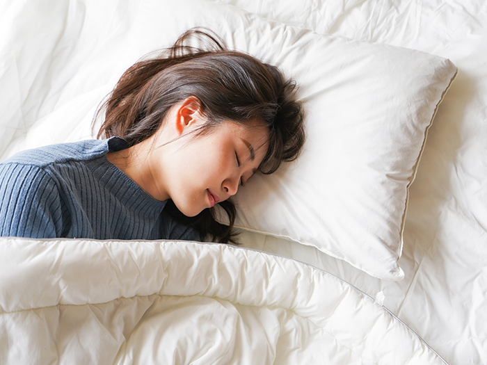 羽毛が片寄って衿元が薄くなっている